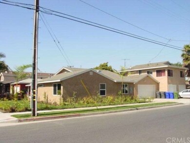 Shows Detached 3bed 2bath Corner house w/Sep 2-car