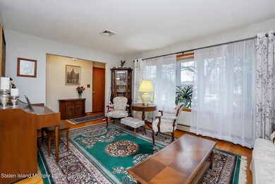(4) LIVING ROOM