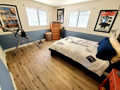 BEDROOM TO WINDOWS