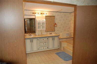 4765 Waynick Meadow Rd, Asheboro, NC 27205 - photo 4