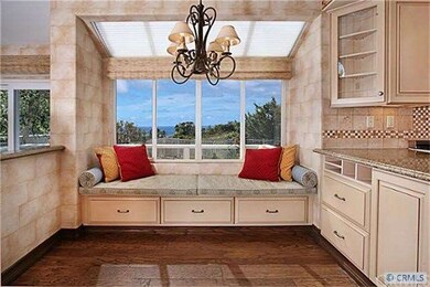 DINETTE BETWEEN KITCHEN AND FAMILY ROOM