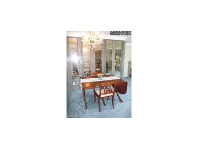 L-shaped dining room for your entertaining pleasur