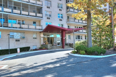 Cartwright Towers II unit 8J, Bridgeport, CT 06604 - photo 2