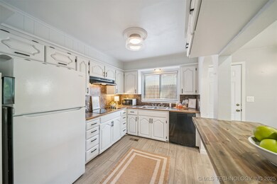 1558 E 59th Place, Tulsa, OK 74105 - photo 6