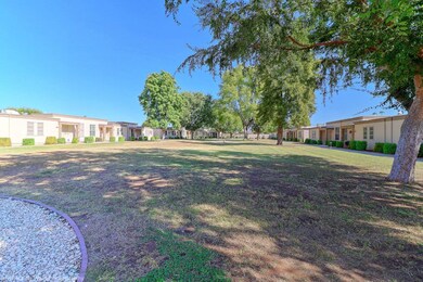 03 Courtyard 10020 W Hawthorn