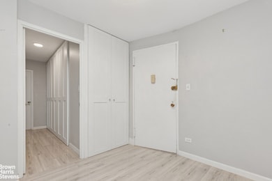 305 E 40th St unit 15 L, New York, NY 10016 - photo 7