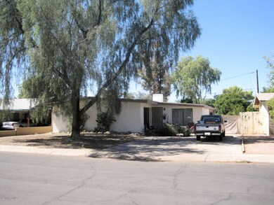 FRONT OF HOUSE 2