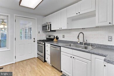 12635 Etruscan Dr, Herndon, VA 20171 - photo 4