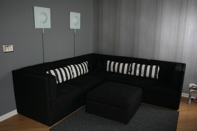 472 Fullers Circle Living Room