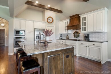 Pull-out shelves & cabinets for easy storage plus