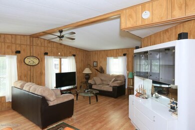 5 923 Redbud - Living Room - V4jpg