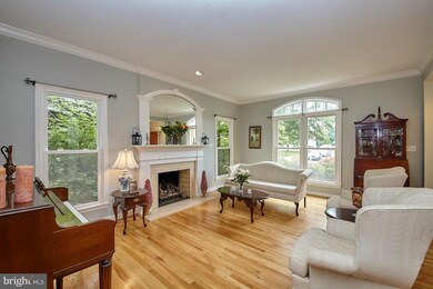 8306 Lord Fairfax Ct, Vienna, VA 22182 - photo 5