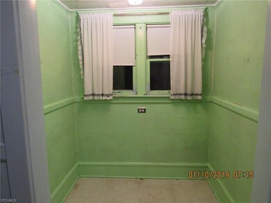 The seller says his mom used this breakfast nook a