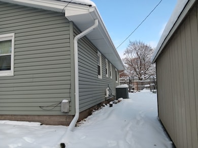 2307 W 38th Place, Davenport, IA 52806 - photo 3