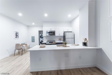 10 Commerce Ct unit 2E, Newark, NJ 07102 - photo 2