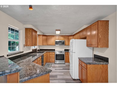 947 S R St, Cottage Grove, OR 97424 - photo 6