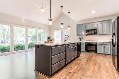 5005 Hilltop Dr, Shawnee, KS 66226 - photo 3