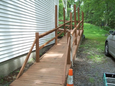 139 Davis Cir, Bushkill, PA 18324 - photo 3