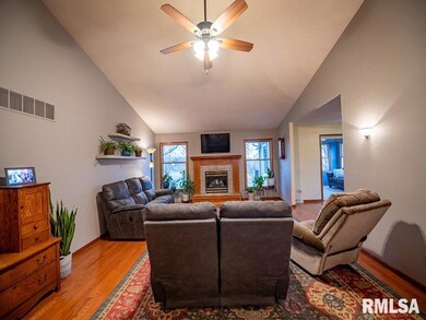 1911 E 48th Ct, Davenport, IA 52807 - photo 2