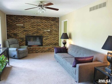 32 Oakbrook Dr, Bettendorf, IA 52722 - photo 4