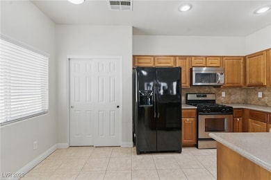 Kitchen with visible vents, backsplash, appliances