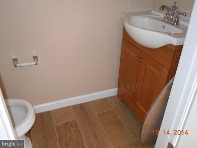 2527 Banshire Dr, Herndon, VA 20171 - photo 4