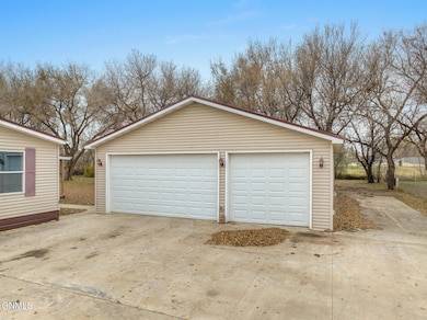 3207 9th Ave E, Williston, ND 58801 - photo 3