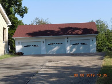 5607 E Manslick Rd, Louisville, KY 40219 - photo 2