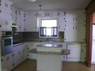 323 W Steeple Chase Rd, Greensboro, NC 27406 - photo 3