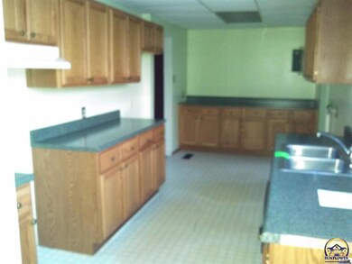1400 SW Clontarf St, Topeka, KS 66611 - photo 2