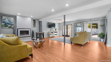 14962 Powells Cove Blvd, Whitestone, NY 11357 - photo 4