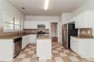 Kitchen with under cabinet range hood, a kitchen i