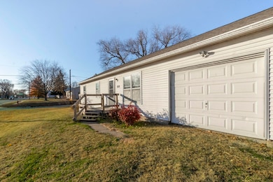 809 Central Ave, Evansdale, IA 50707 - photo 4