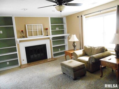 2426 E 51st St unit E, Davenport, IA 52807 - photo 3