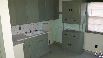 857 SW Webster Ave, Topeka, KS 66606 - photo 4