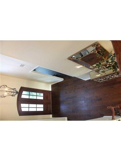 Entry/Foyer.