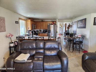 207 Clemans Ave, Moxee, WA 98936 - photo 4