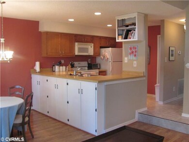 Kitchen - Spacious & open kitchen features ceramic