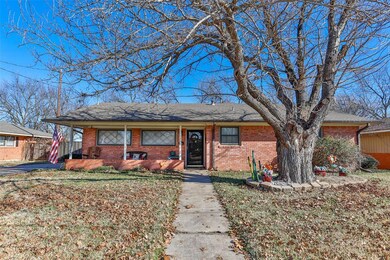 1208 Magnolia St, Gainesville, TX 76240 - photo 2