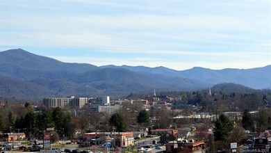12 Minutes to Downtown Waynesville