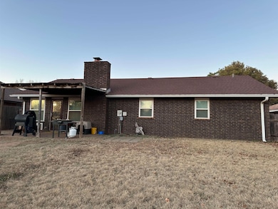 3905 Oakcrest Ave, Enid, OK 73703 - photo 2