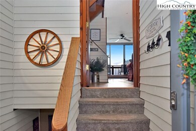 FOYER TO REMOVE YOUR BOOTS AND SHOES