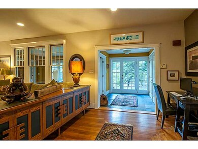 Entry/Foyer.