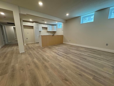 Similar living room finishes.