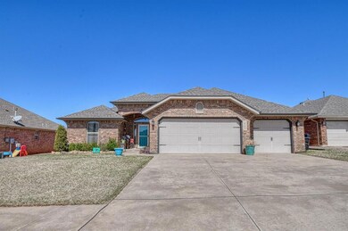 2505 SE 10th front featuring 3-car garage