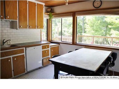Kitchen can hold a full size table