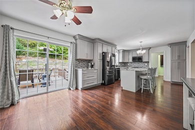 128 Melbourne Ct, Naugatuck, CT 06770 - photo 5