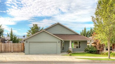 949 Crystal Dr, Eagle Point, OR 97524 - photo 2