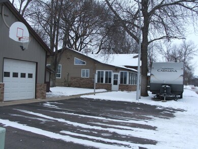 723 E Hanson Ave, Mitchell, SD 57301 - photo 4