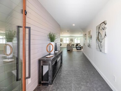 3838 N 33rd Pl-large-003-011-Entryway-13